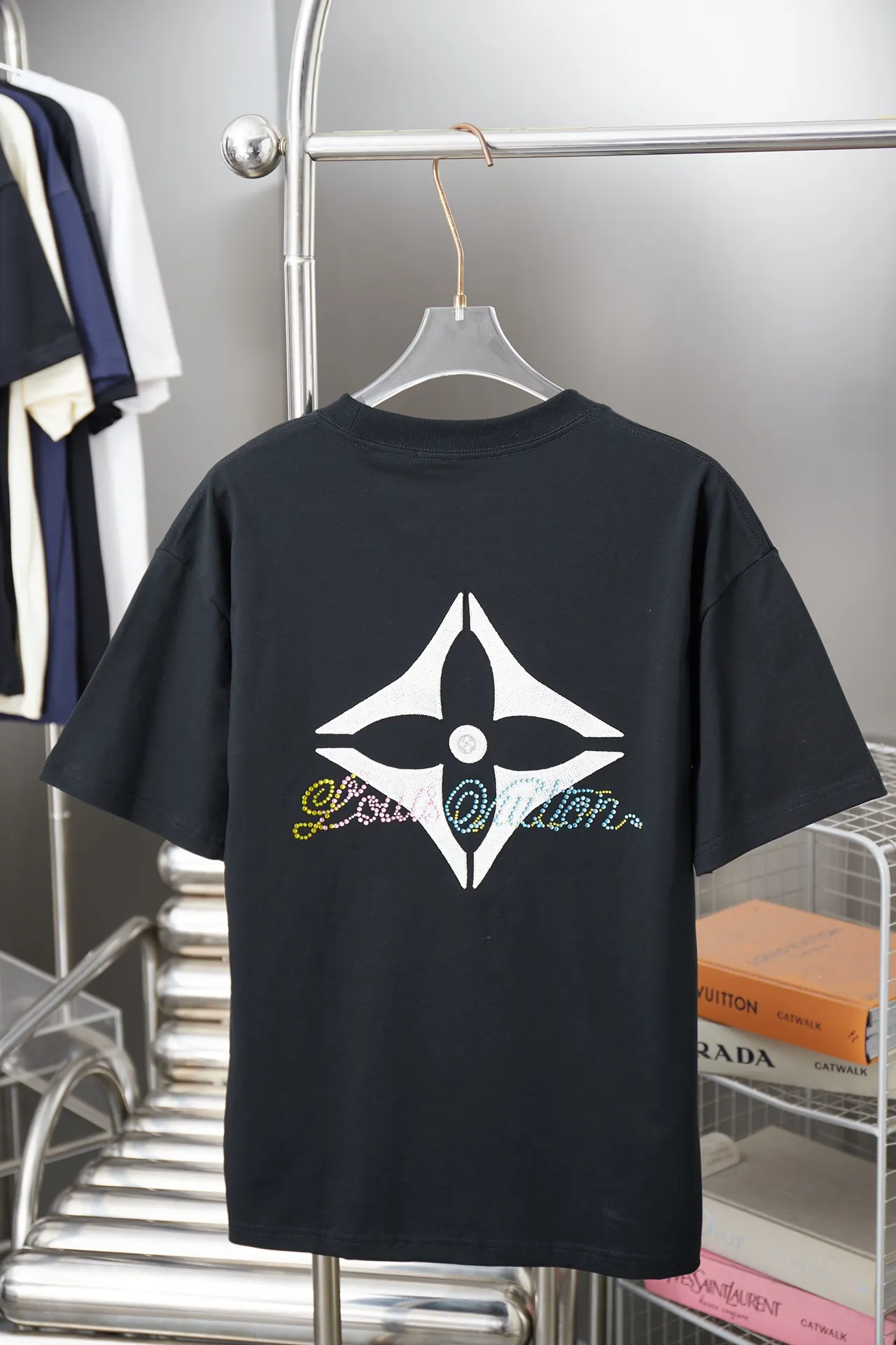 🅿️180 1V 25SS early spring new style Short sleeves with embroidered hot diamond letters Light luxury A must-have item for daily commuting for men and women Correct version Welcome to compare Detailed features · 320g 100% pure cotton double yarn jersey fabric · Special thickening in the same vat 32 pieces double-strand 1X1 thread · Imported Tajima machine embroidery petals . High temperature Australian imported colored diamonds · Double-needle sewing and cross-seam technology · Original main mark, washed tag, brand moisture-proof paper packaging Color: black/white Size: S/M/L/XL